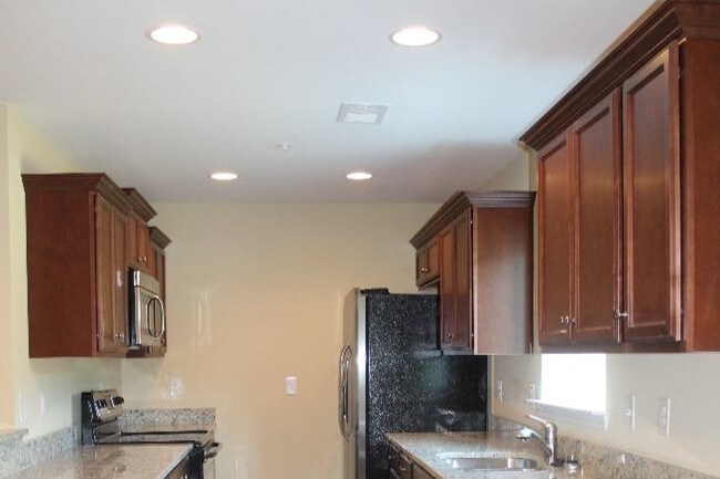 Cocina con encimeras de granito - 104 Leadoff Dr