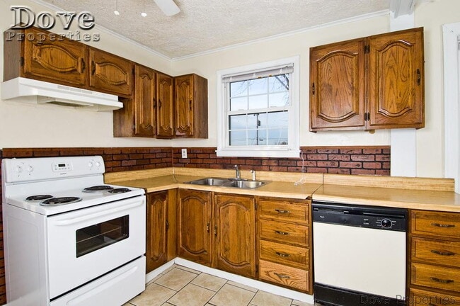 Building Photo - Coming Soon: 2BR, 1BA duplex (Do not apply without speaking with us first.)