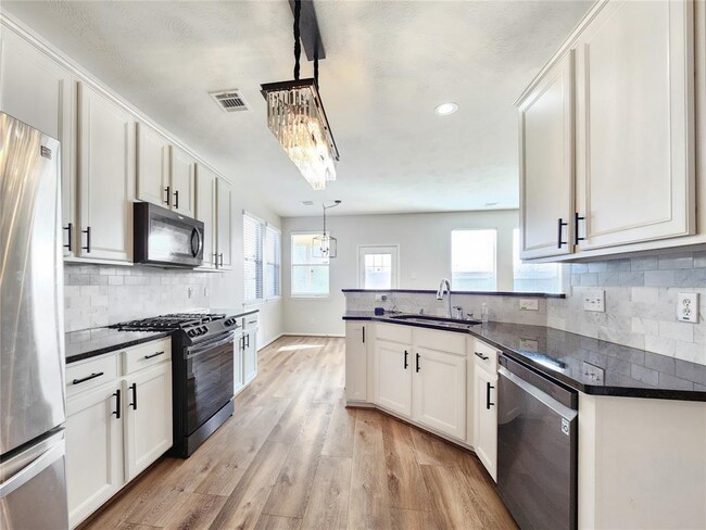 Building Photo - 21827 Sierra Long Dr