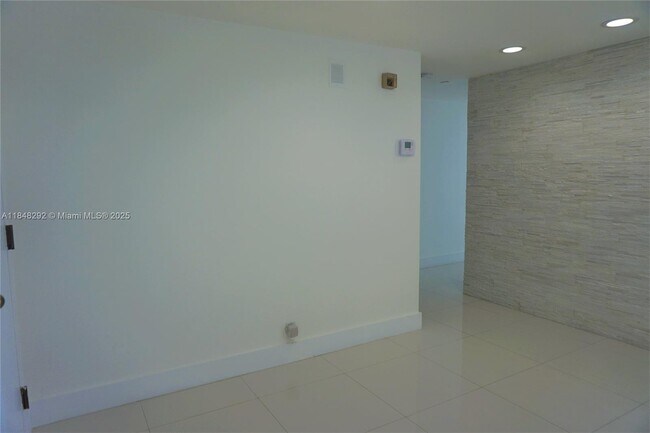 Foto del edificio - 251 Crandon Blvd