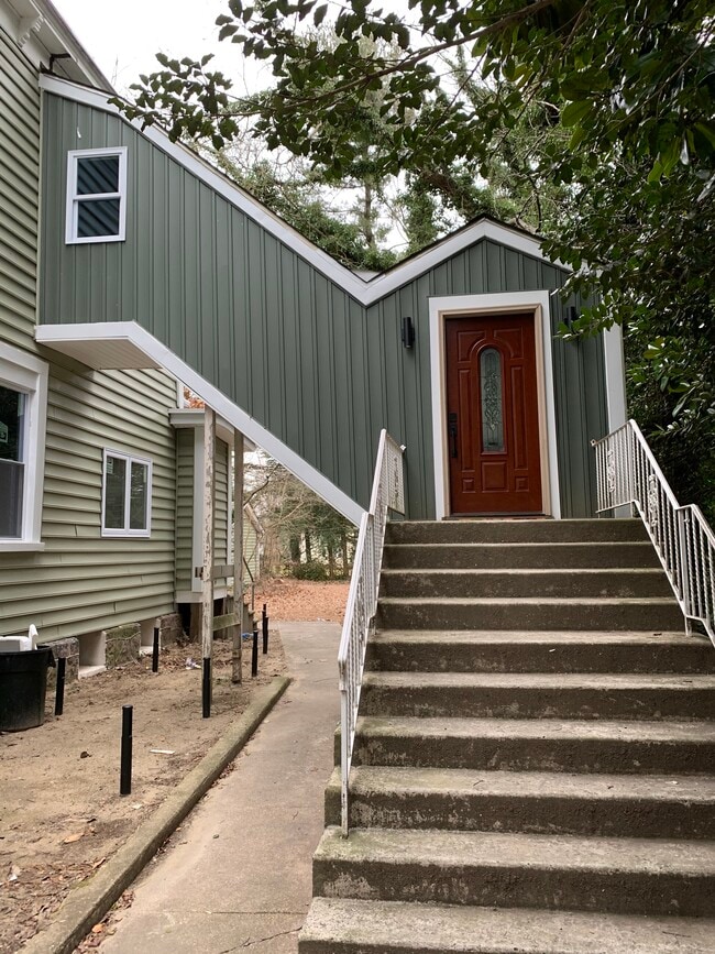 Building Photo - 410 W Maple Ave