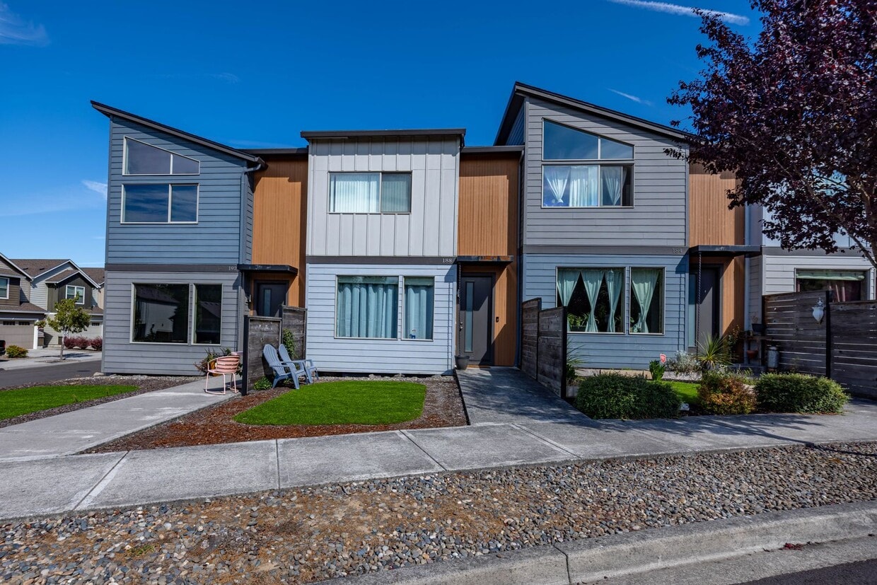Primary Photo - 3 bedroom home in Ridgefield w/ AC - Built...
