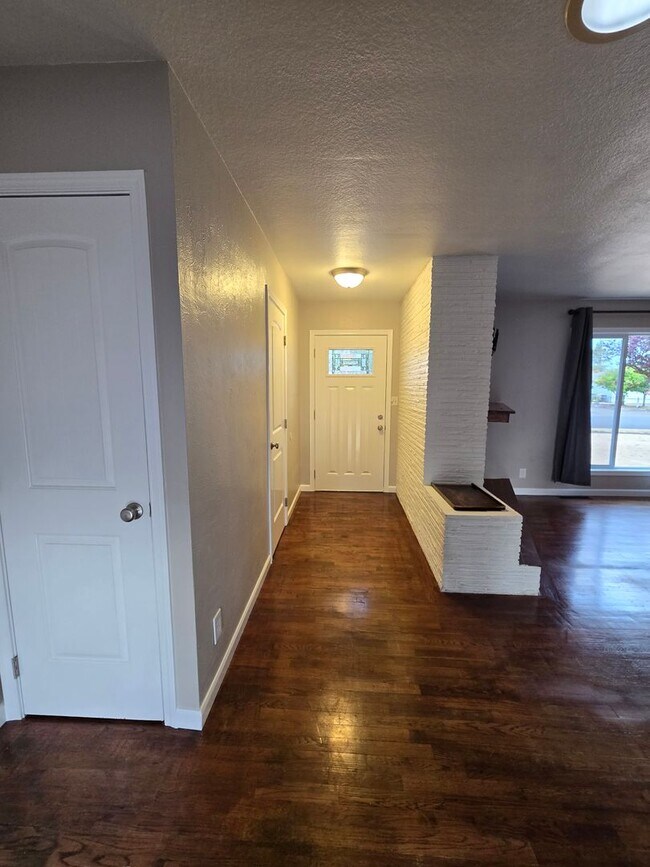 Foto del edificio - Pet Friendly Single Level 3 Bed 2 Bath Hom...