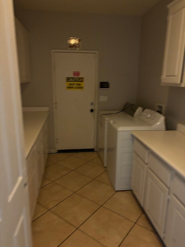 Building Photo - 592 Groveside Dr