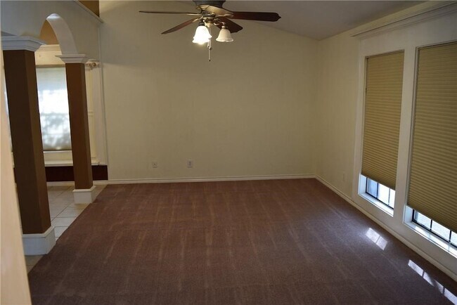 Foto del edificio - 512 Rosewood Ln