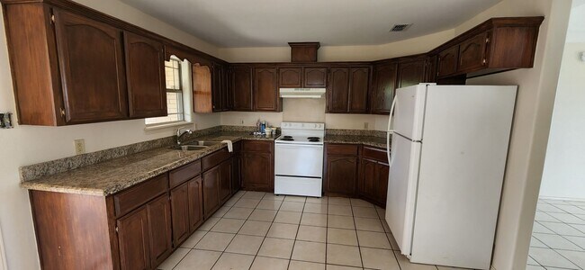 Kitchen - 2566 Cottage Dr