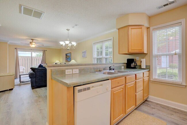 Foto del edificio - Pet-Friendly Winter Rental - 2 Bedroom Townhouse - Walk to Beach -  Available November 1, 2025 th...