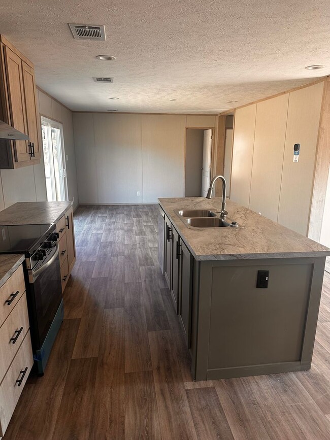 Building Photo - MOVE IN READY!