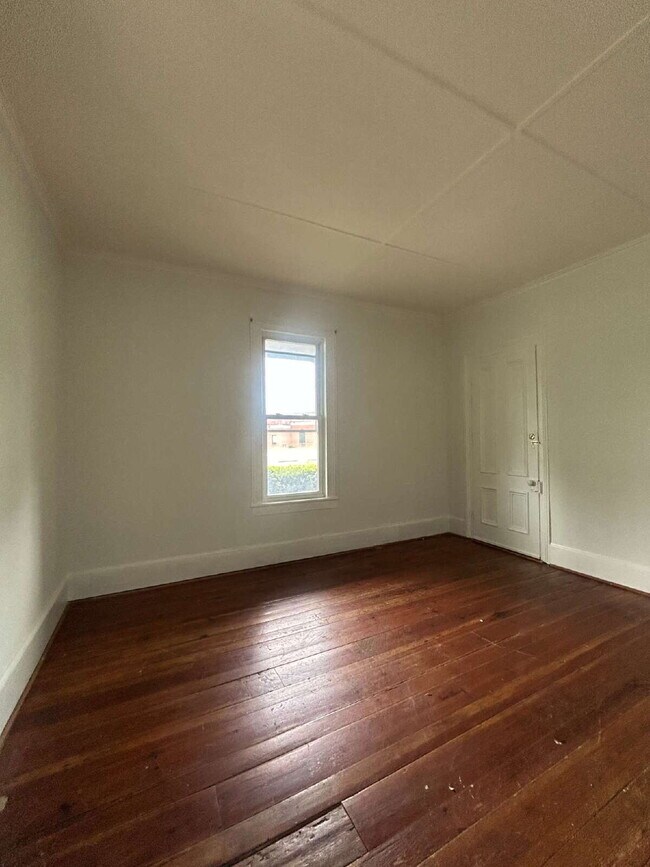 Foto del edificio - 2 Bedroom 1 Bath Apt with vaulted ceilings and updated appliances on ground level