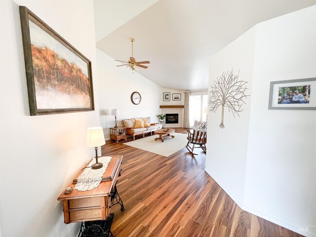 Foto del edificio - Fantastic 4 Bedroom Home with 3 Car Garage...