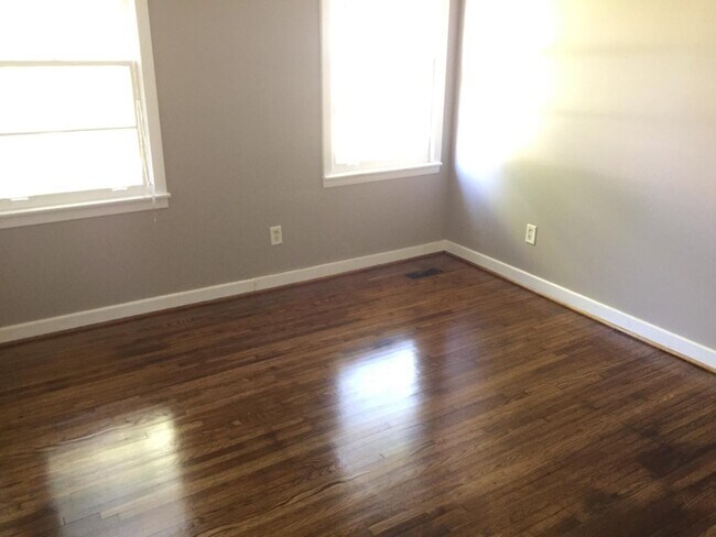 Building Photo - 897 Twin Lake Dr NE