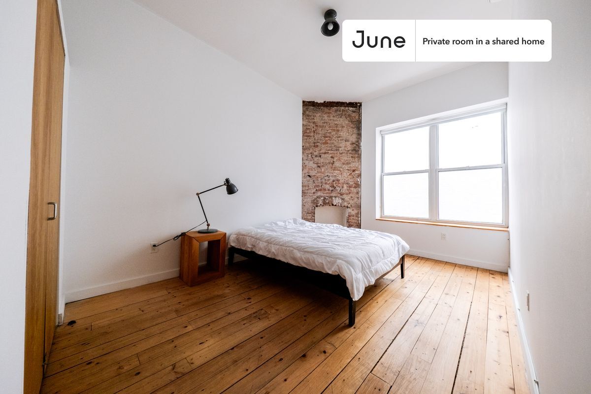 Foto principal - Private bedroom in 6 bed/2 bath Home