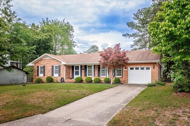 Building Photo - 3 Bedroom 2 Bath Home Available