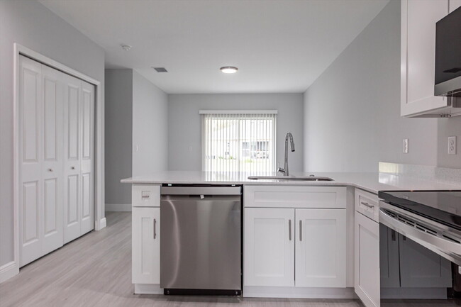 Foto del edificio - BRAND NEW Construction, 3 bed / 2 bath Ren...