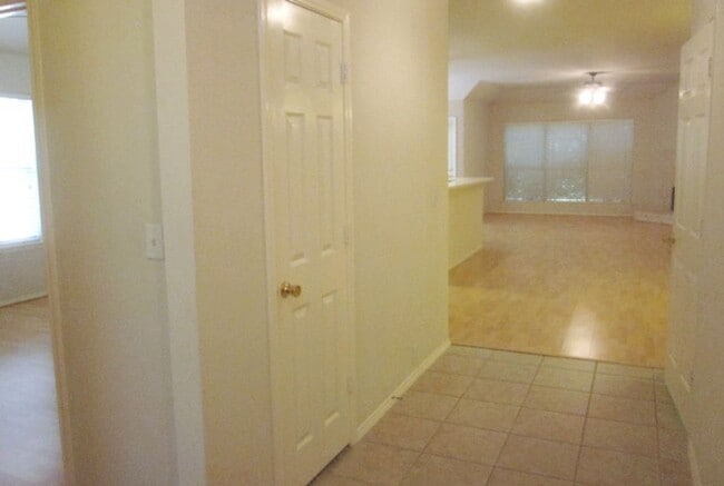 Building Photo - 2029 Oak Manor Dr