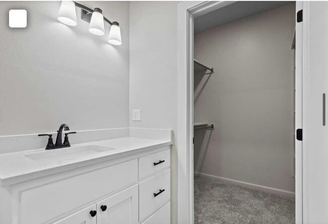 Building Photo - 423 S Wyandotte Ave