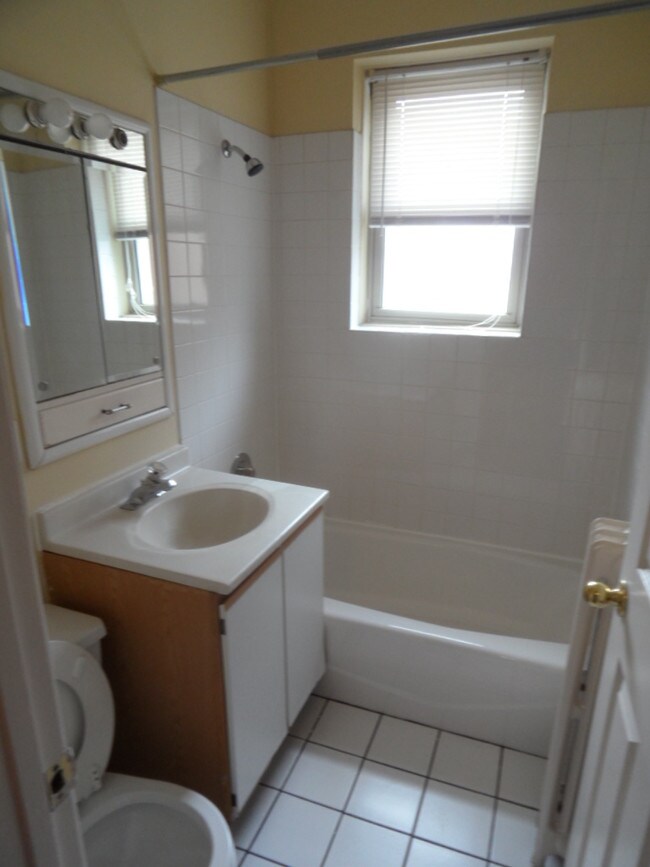 Building Photo - 1523 W Farwell Ave