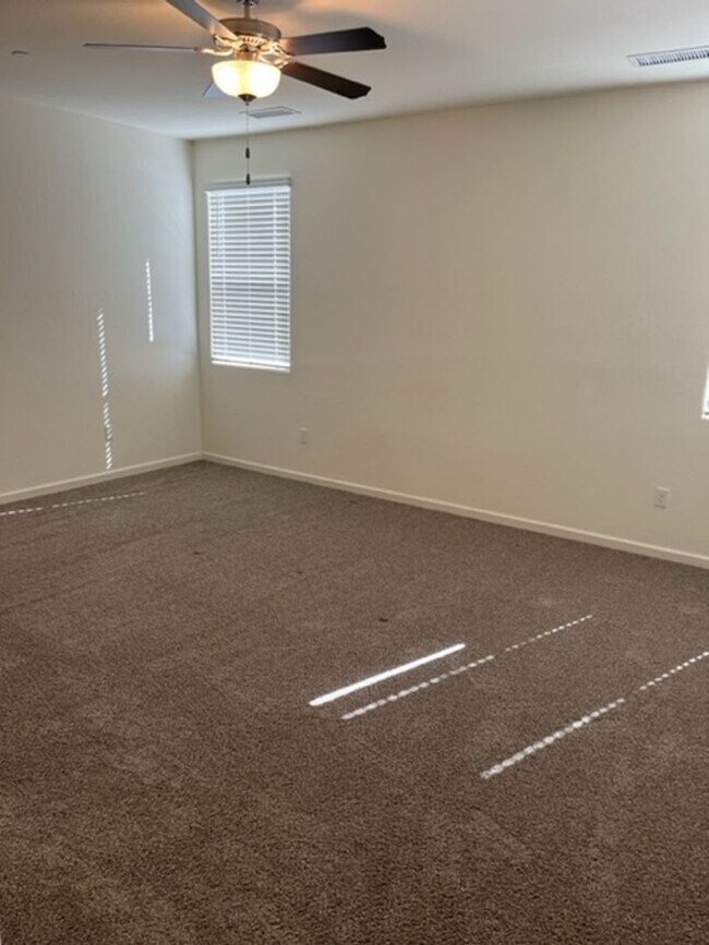Foto del edificio - 4 Bedroom 2 Bath home in Hanford Coming So...