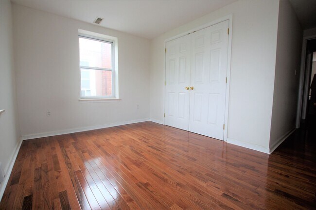 Foto del edificio - Beautiful 2-bedroom 1 bath is located in booming Brewery Town