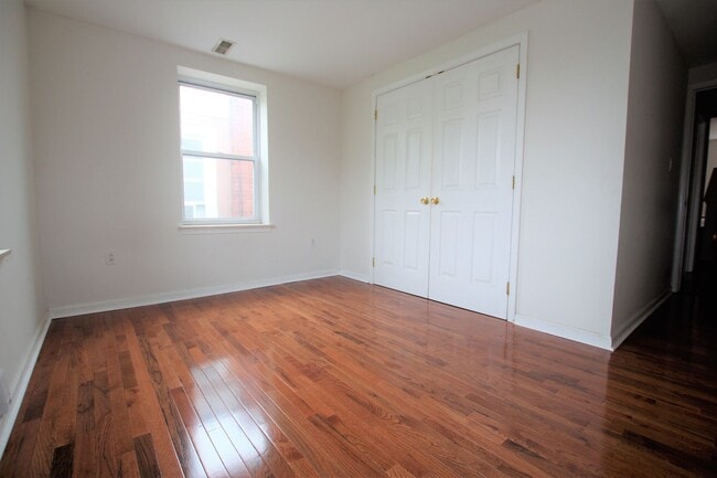 Building Photo - Beautiful 2-bedroom 1 bath is located in booming Brewery Town