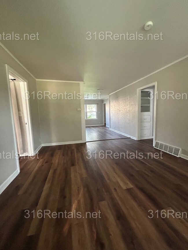 Building Photo - $1345 - 4 bed 1 bath - Single Family Home