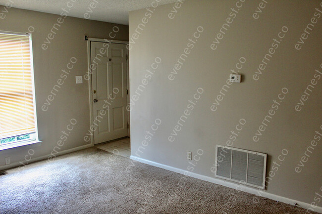Building Photo - 2 BED & 1.5 BATH / NO PETS / NO S8