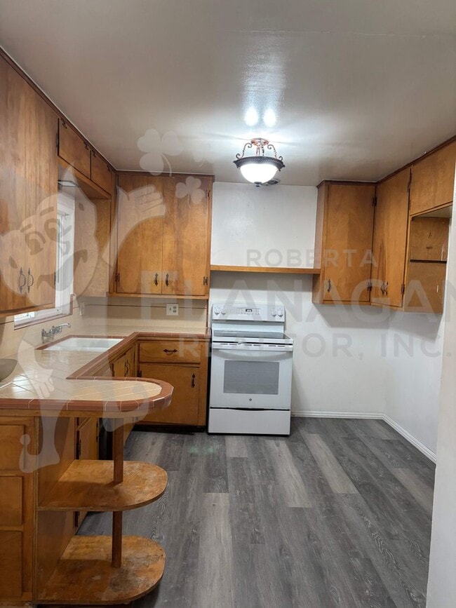 Building Photo - 2 Bedroom/1 bathroom home on large lot