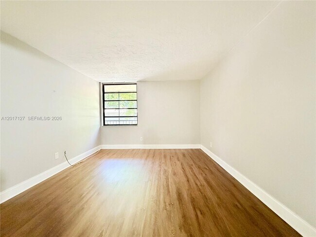 Building Photo - 450 Commodore Dr