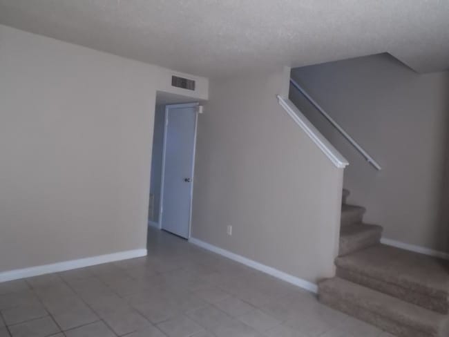 Building Photo - 702 Hargest St