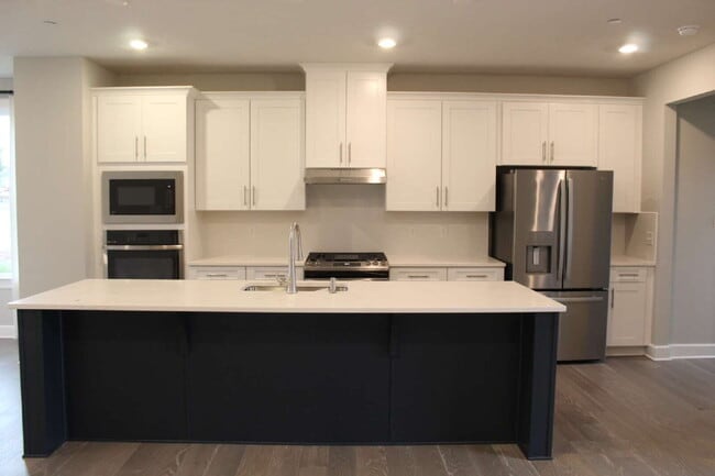 Building Photo - Exquisite 3-Bed Townhouse in Moon Township with Scenic Views & Modern Finishes!