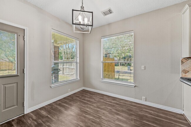 Foto del edificio - 7302 Maple Run Dr