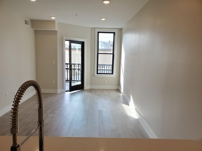 Building Photo - 307 Webster Ave