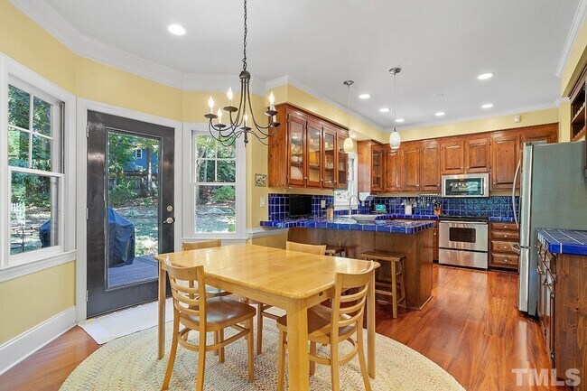 Building Photo - 2113 Hamrick Dr