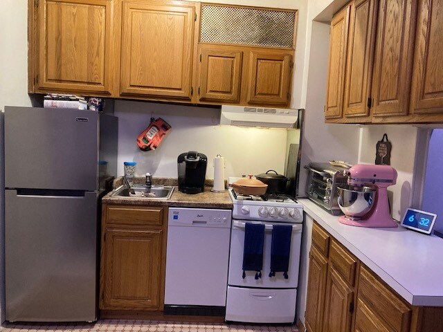 many cabinets/large counter - 6574 Saunders St