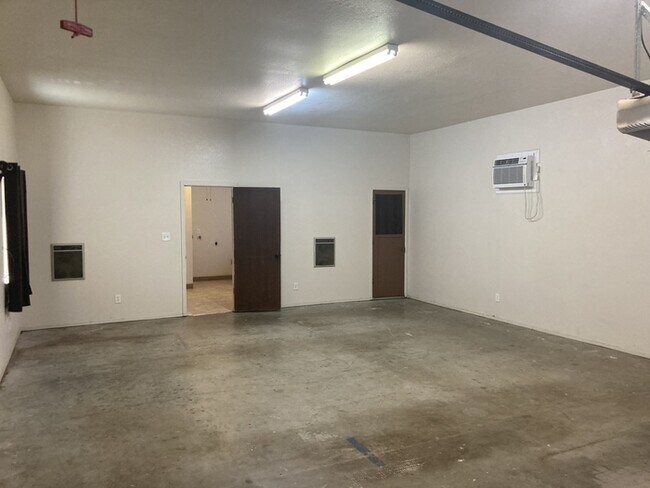 Foto del edificio - Turlock Country Living 3 Bedroom 2 Bath Home