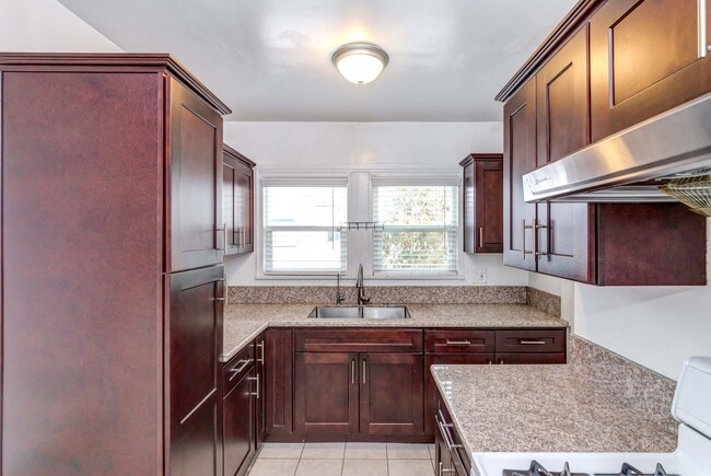 Building Photo - 1308 S Van Ness Ave