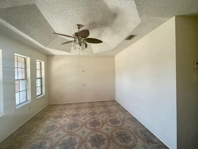 Building Photo - 400 N Linden St