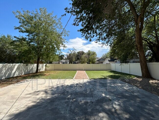 Foto del edificio - 935 Teller Ave