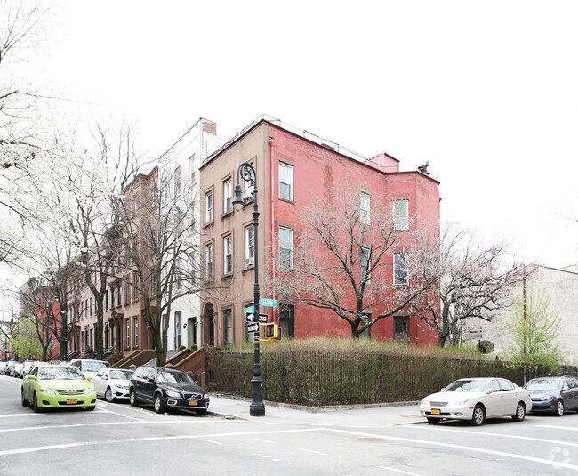 Building Photo - 374 Clinton St