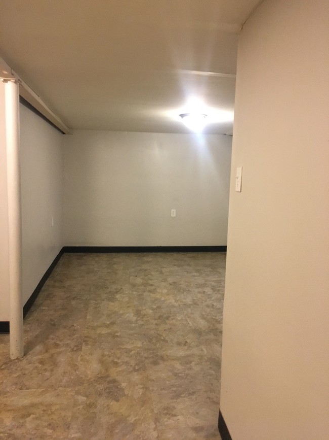 Building Photo - 554 W 87th St