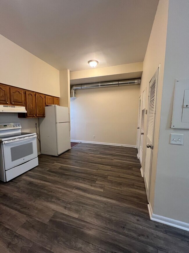 Building Photo - 1423 W Fayette St