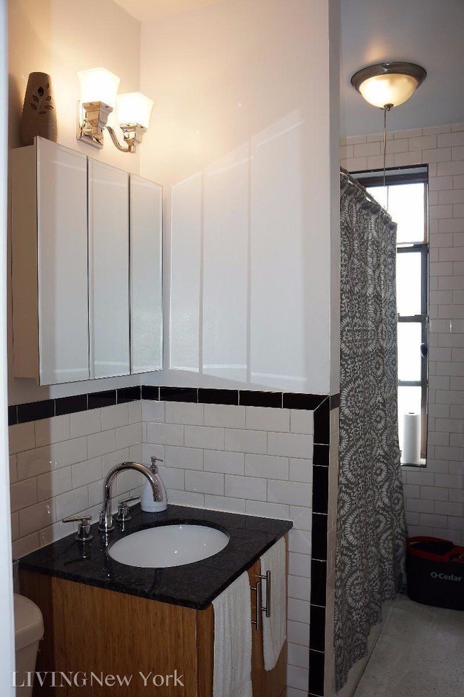 Building Photo - 91 E 208th St