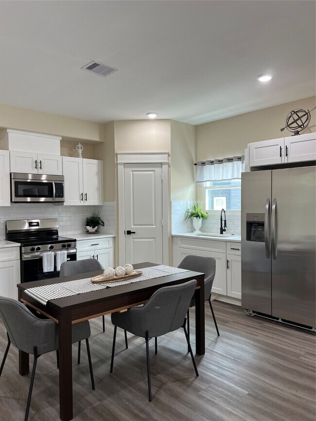 Foto del edificio - 9441 Radio Rd