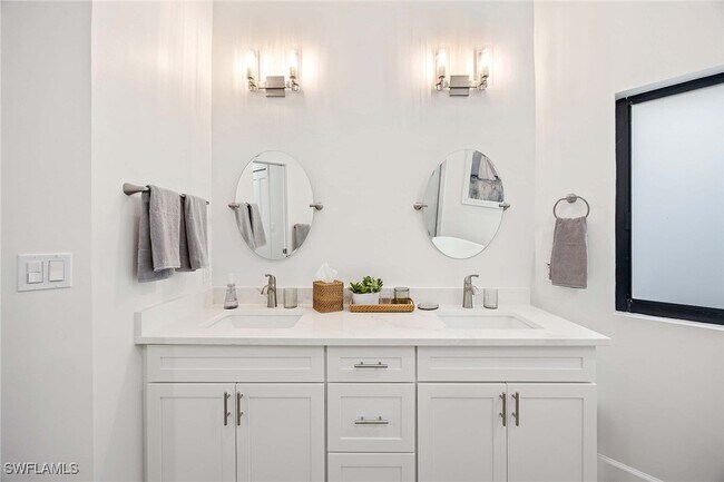 Foto del edificio - 571 Park Shore Dr