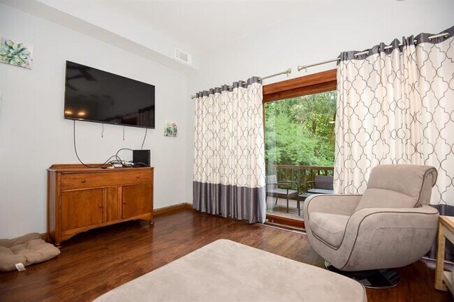 Building Photo - 608 Carriage Cir