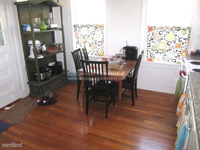 Building Photo - 3 br, 2 bath Apartment - 162 Chestnut St 1