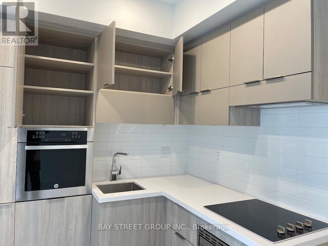 Building Photo - 39 Roehampton Ave