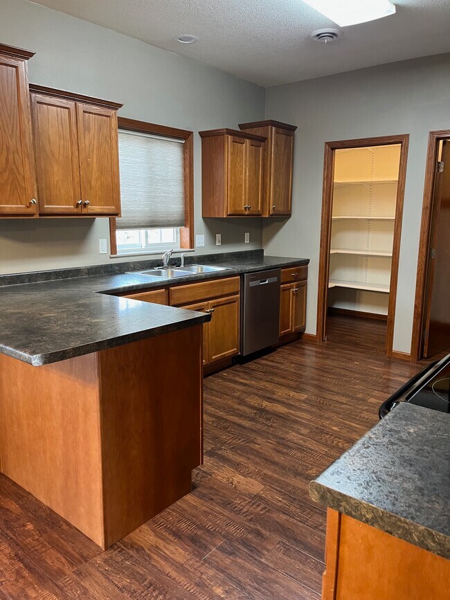 Cocina grande con amplios mostradores, despensa y mucho espacio de almacenaje. - 1501 Grove Pl