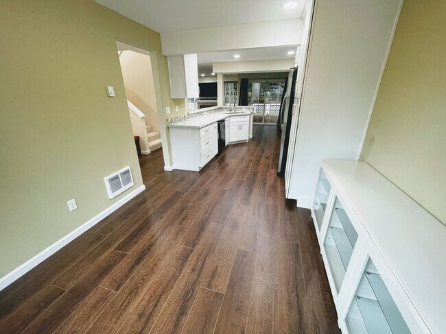 Foto del edificio - Exquisite Home with 3 Bed and 2.5 Bath in ...
