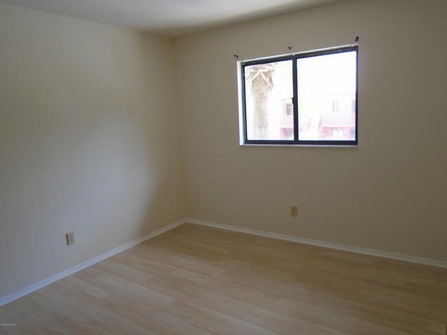 Building Photo - 1606 University Ln